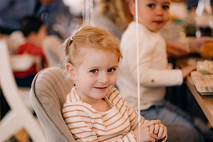 Aufnahme eines lächelnden Mädchens auf einem tollen Geburtstags-Event im Familiencafé Little Submarine in Jülich.