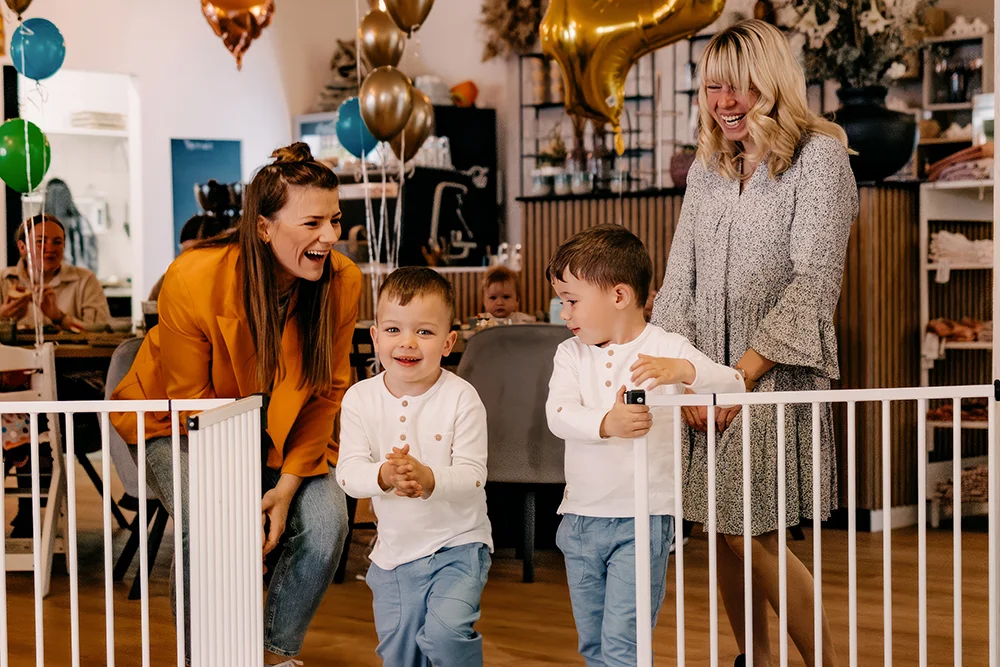 Aufnahme einer glücklichen Mutter mit fröhlichen Kindern und der sympathischen Inhaberin Janine Speen des Familiencafé Little Submarine aus Jülich.